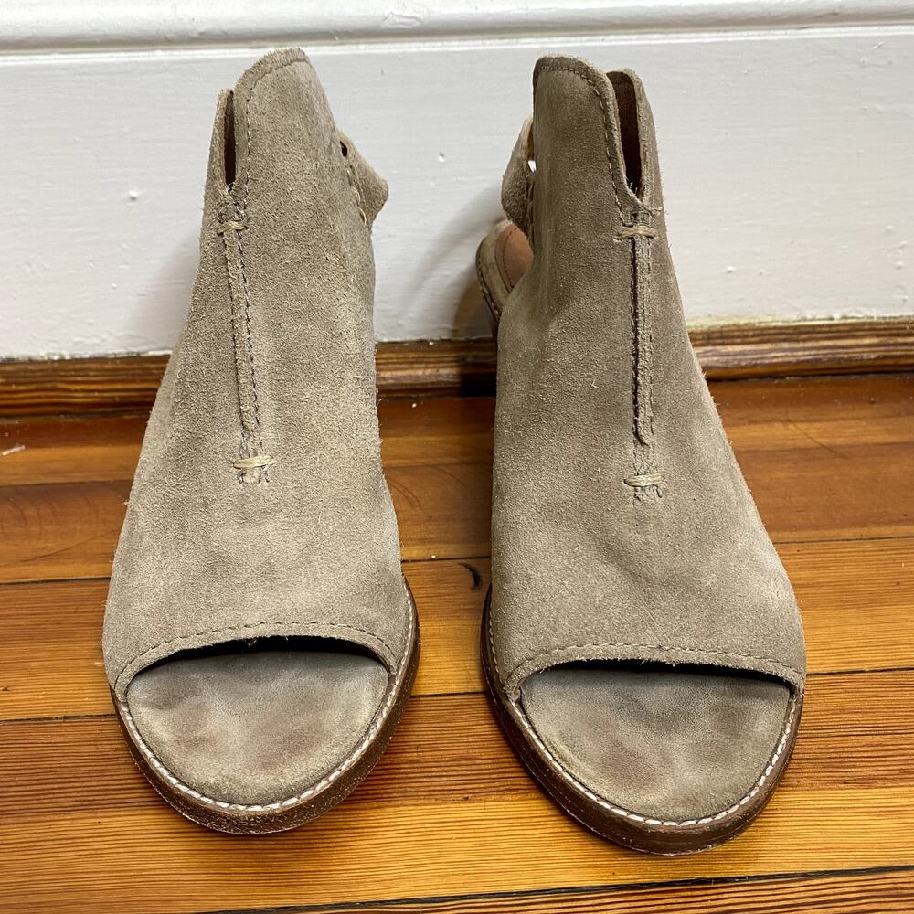FRYE Carolina Ash Beige Suede Slingback Peep Toe V-Cut Heeled Booties Size 8.5 - Picture 2 of 11